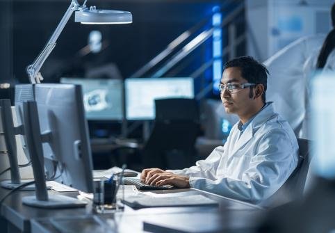Researchers collaborating, used across the Arab Global Scholars campaign